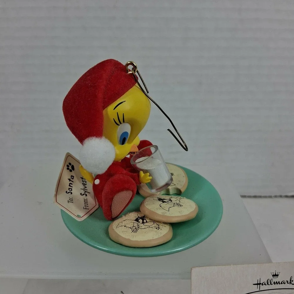 Hallmark Keepsake 2004 Looney Tunes Tweety Christmas Eve Snack Ornament with Box